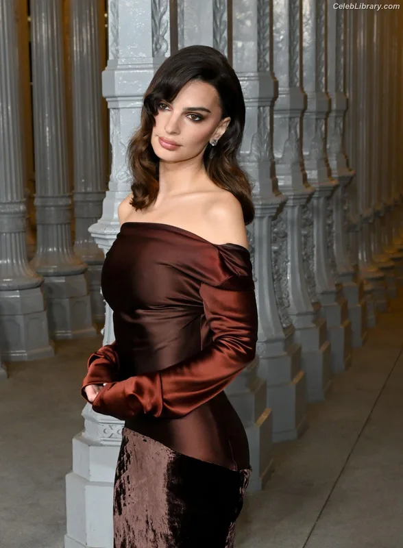 Emily Ratajkowski photo 11 of 3958