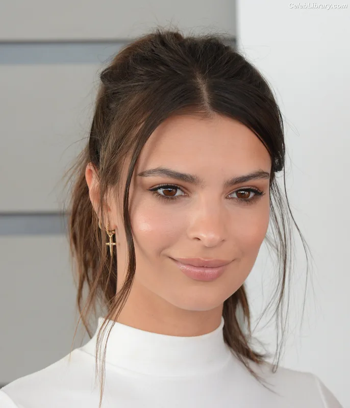 Emily Ratajkowski photo 22 of 3958