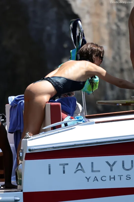 Emily Ratajkowski photo 15 of 3958