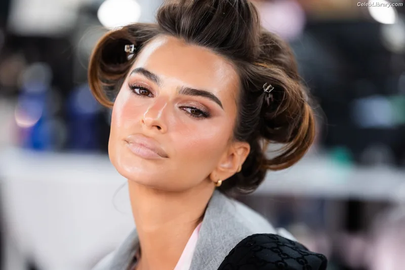 Emily Ratajkowski photo 13 of 3958