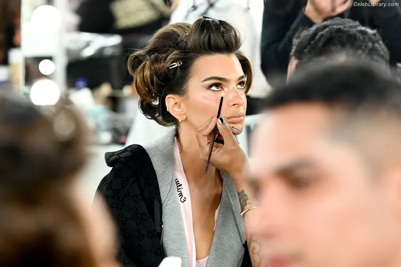 Emily Ratajkowski photo 15 of 3958