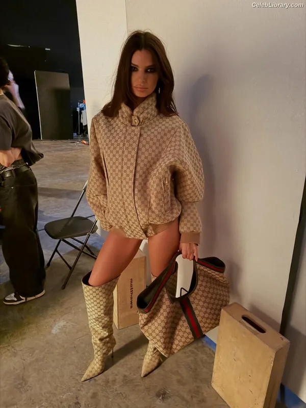 Emily Ratajkowski photo 9 of 3958