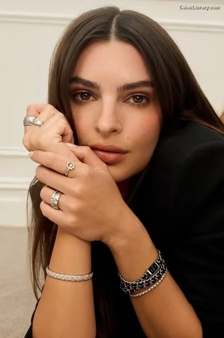 Emily Ratajkowski photo 16 of 3958