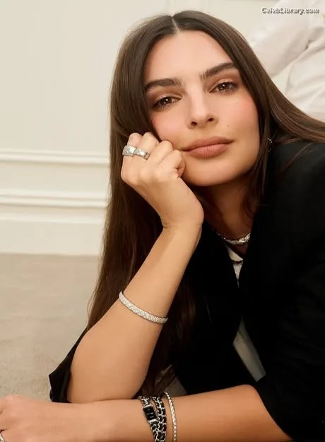 Emily Ratajkowski photo 21 of 3958