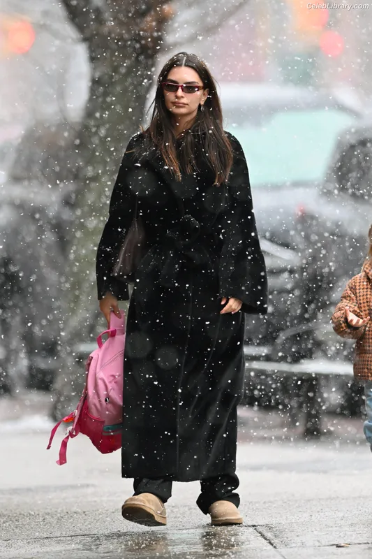 Emily Ratajkowski photo 24 of 3958
