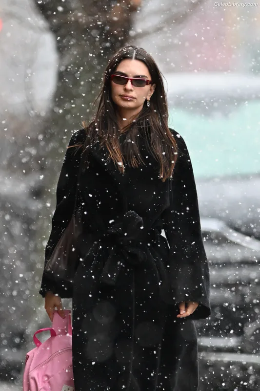 Emily Ratajkowski photo 1 of 3958