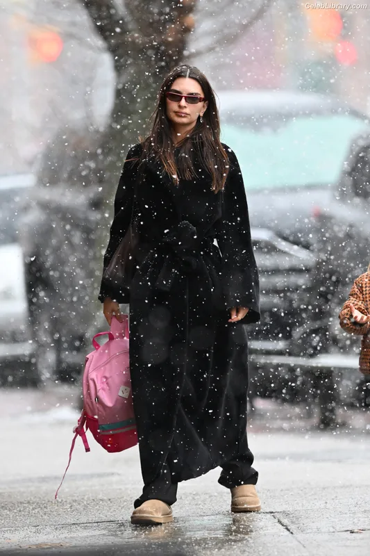 Emily Ratajkowski photo 2 of 3958