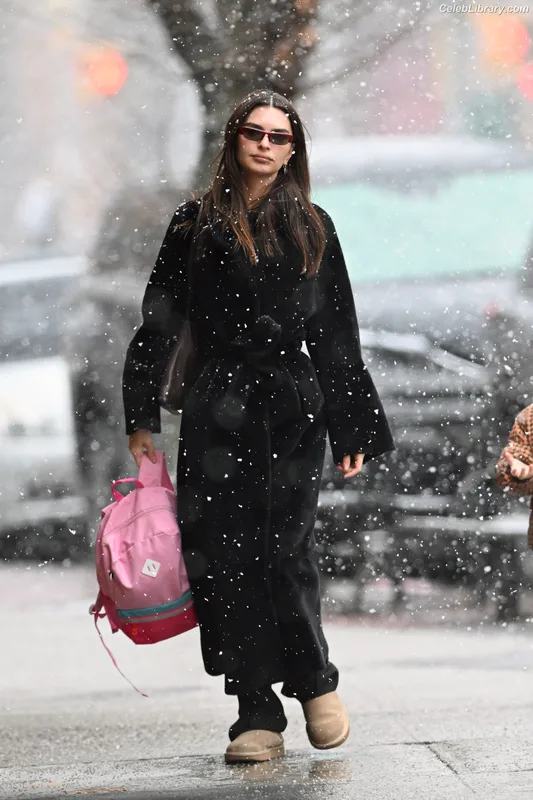 Emily Ratajkowski photo 3 of 3958