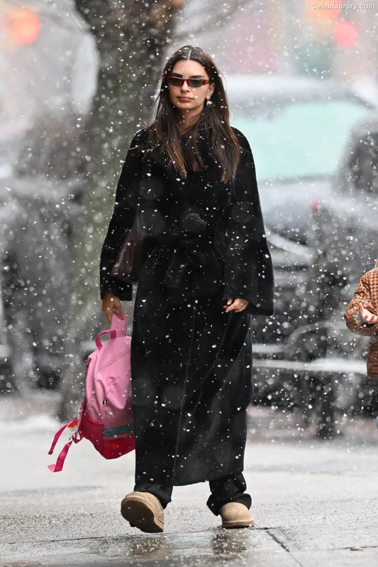 Emily Ratajkowski photo 4 of 3958
