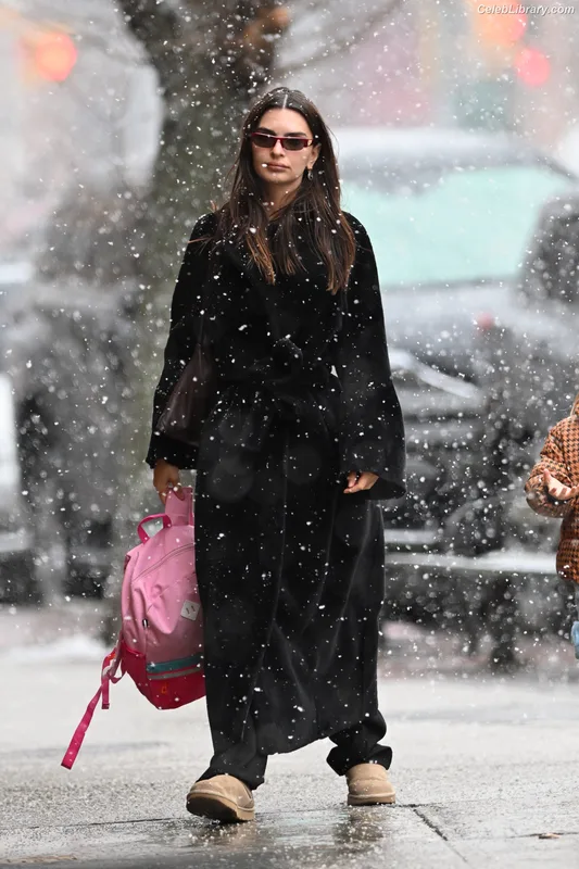 Emily Ratajkowski photo 5 of 3958