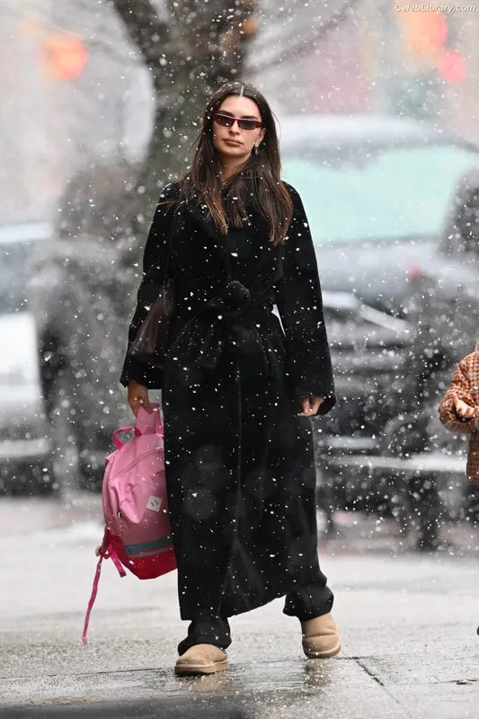 Emily Ratajkowski photo 6 of 3958