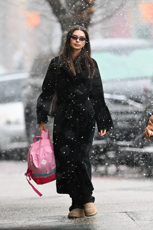 Emily Ratajkowski photo 8 of 3958