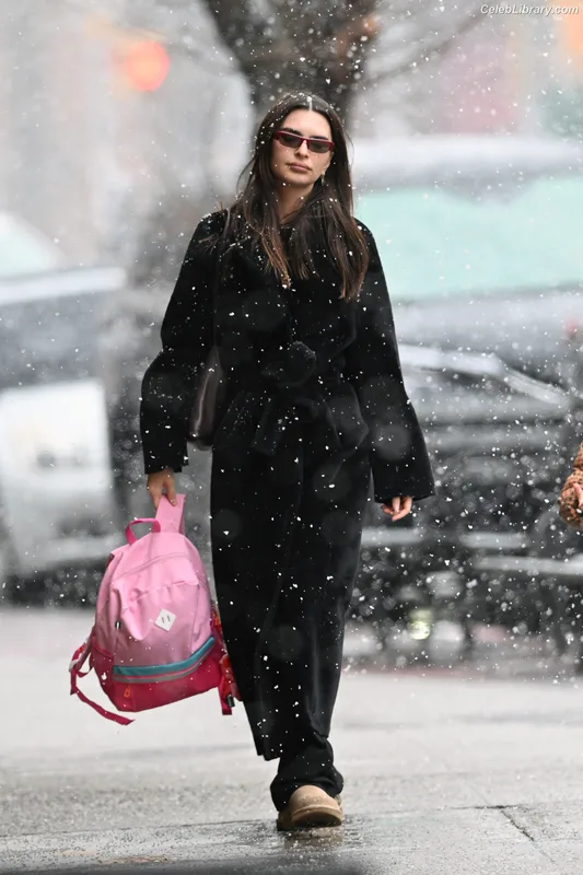 Emily Ratajkowski photo 9 of 3958
