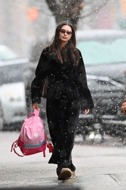 Emily Ratajkowski photo 10 of 3958
