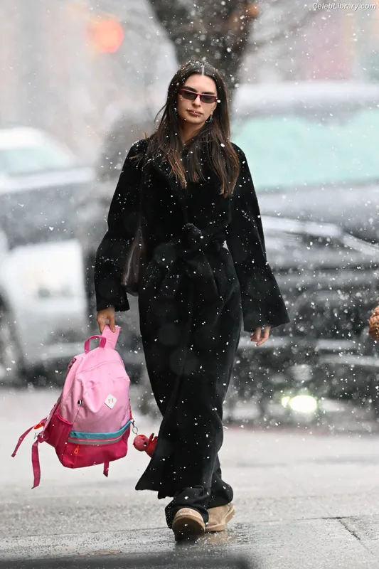 Emily Ratajkowski photo 11 of 3958