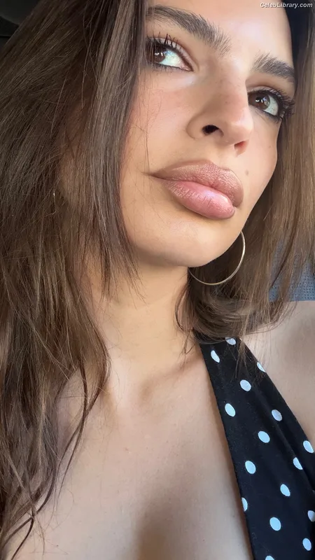 Emily Ratajkowski photo 20 of 3958