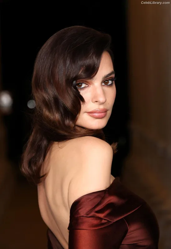 Emily Ratajkowski photo 4 of 3958