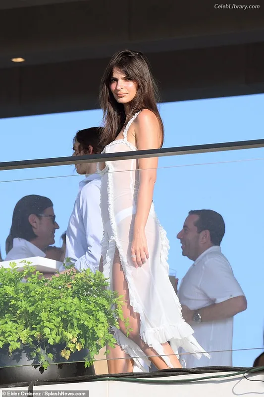 Emily Ratajkowski photo 16 of 3958
