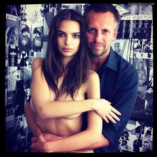 Emily Ratajkowski photo 17 of 3958