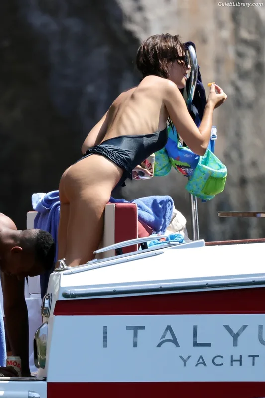 Emily Ratajkowski photo 22 of 3958