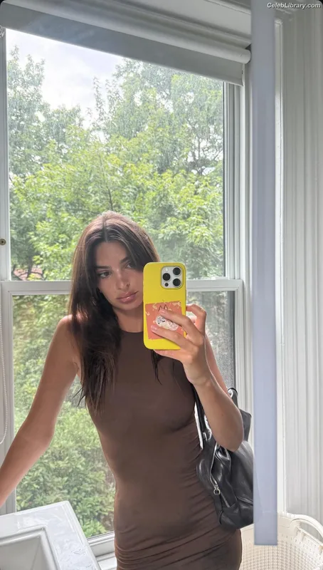 Emily Ratajkowski photo 2 of 3958