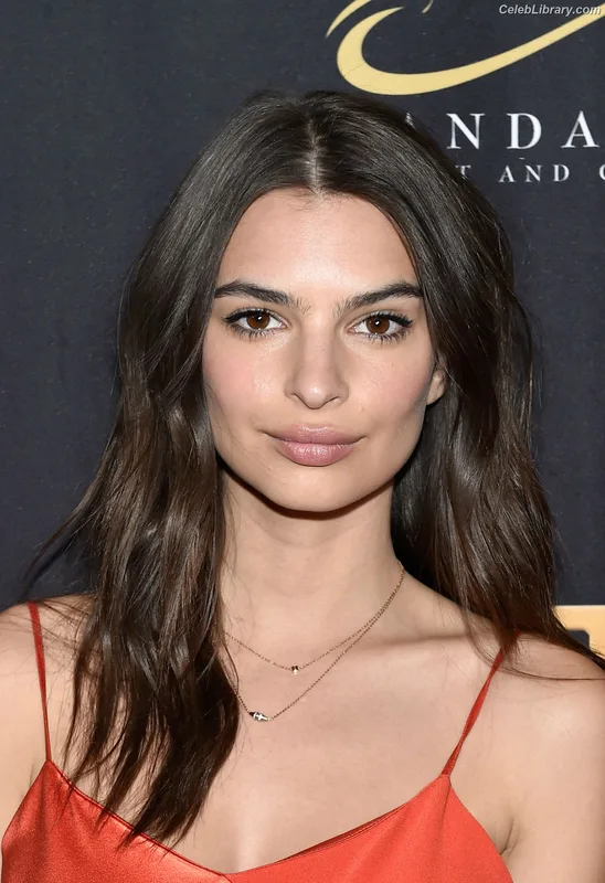 Emily Ratajkowski photo 8 of 3958