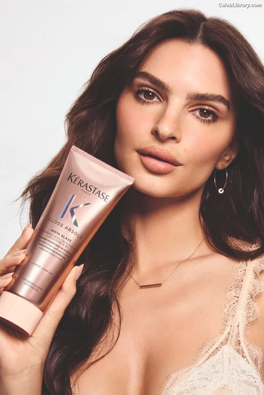 Emily Ratajkowski photo 22 of 3958