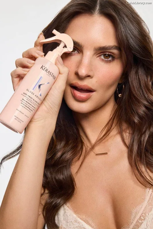 Emily Ratajkowski photo 23 of 3958