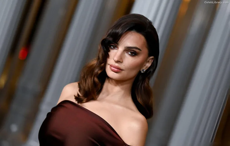 Emily Ratajkowski photo 9 of 3958
