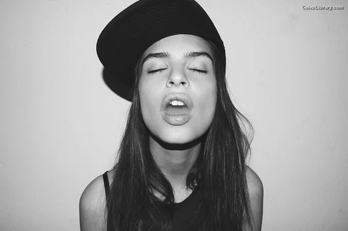 Emily Ratajkowski photo 10 of 3958