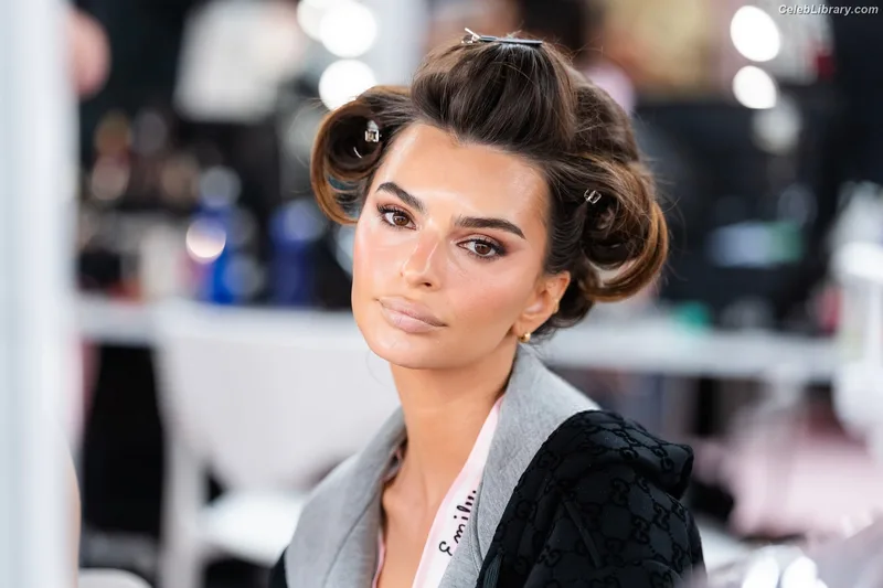 Emily Ratajkowski photo 19 of 3958