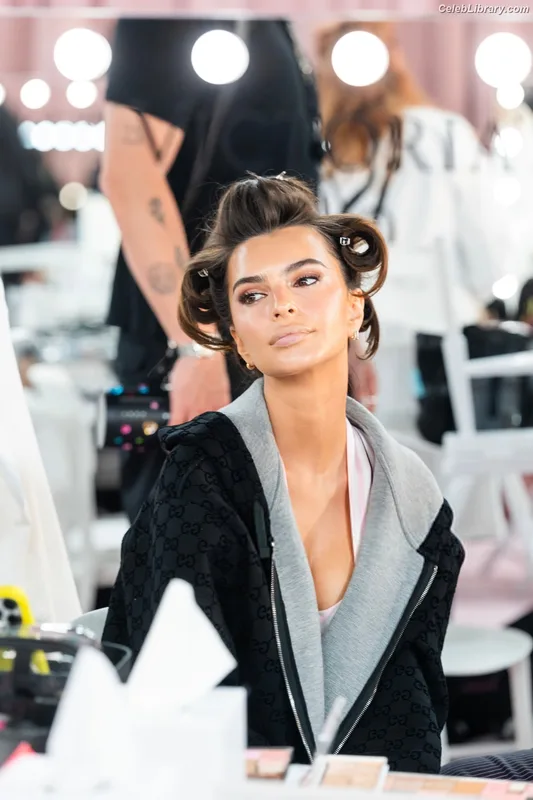 Emily Ratajkowski photo 20 of 3958