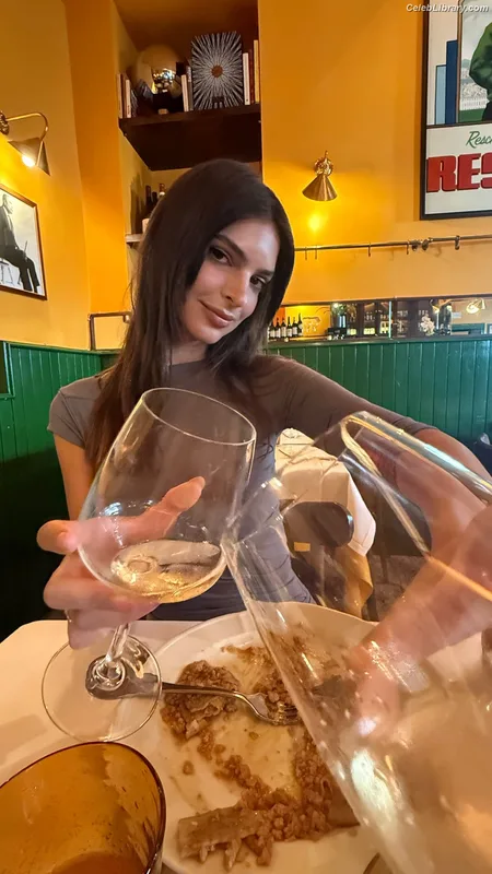 Emily Ratajkowski photo 5 of 3958