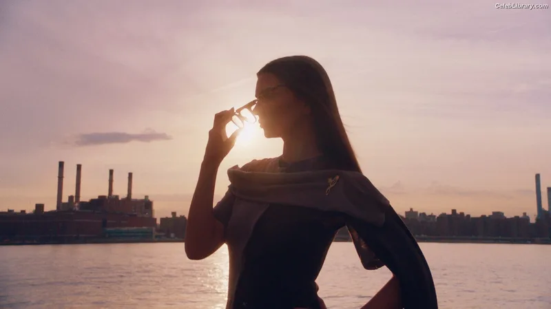 Emily Ratajkowski photo 12 of 3958