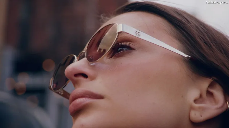 Emily Ratajkowski photo 13 of 3958