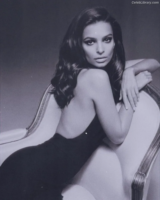 Emily Ratajkowski photo 19 of 3958