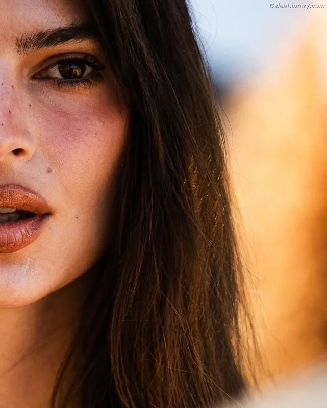 Emily Ratajkowski photo 2 of 3958