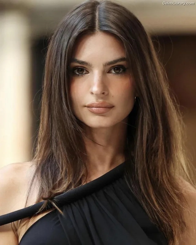 Emily Ratajkowski photo 6 of 3958