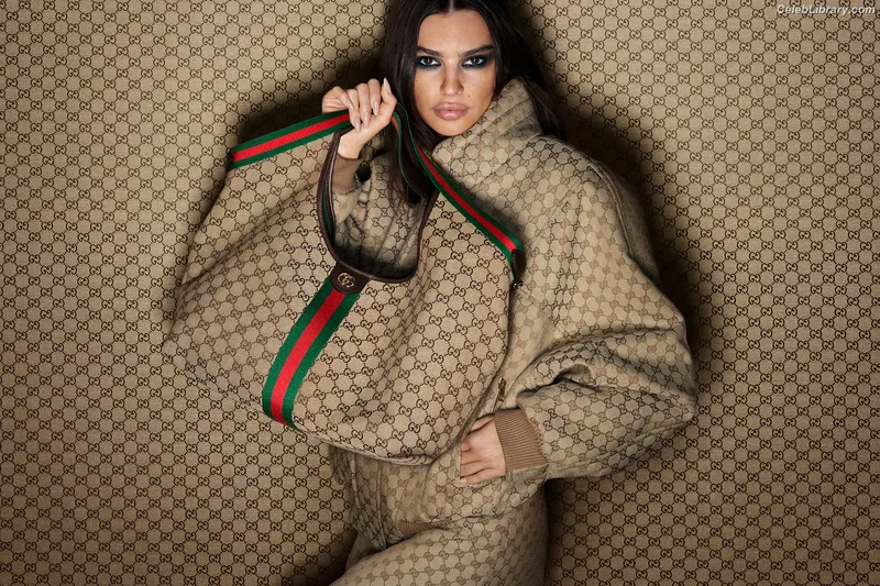 Emily Ratajkowski photo 11 of 3958