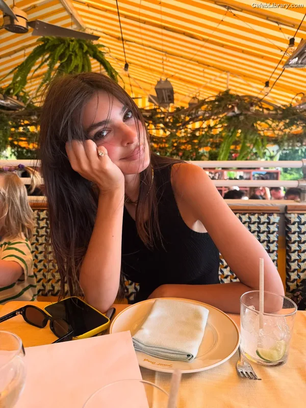 Emily Ratajkowski photo 8 of 3958