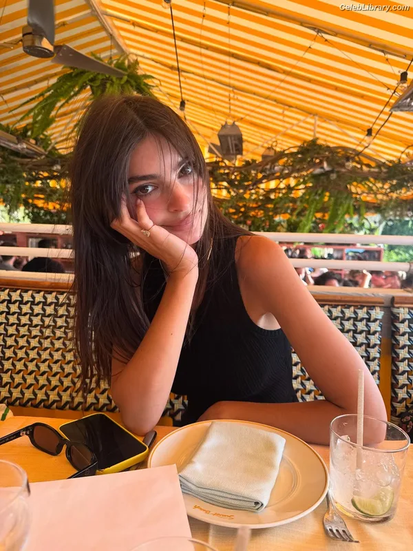 Emily Ratajkowski photo 9 of 3958