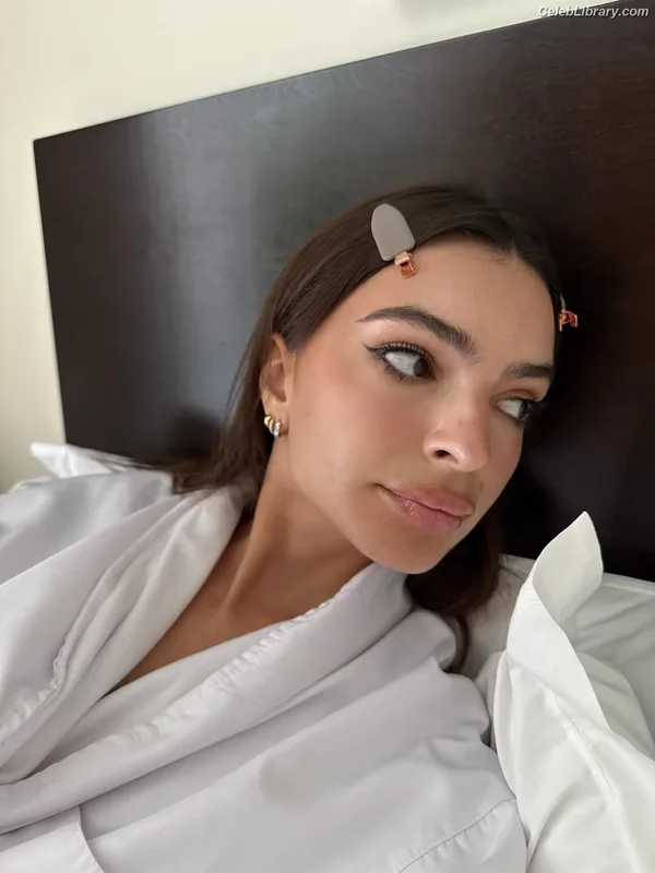 Emily Ratajkowski photo 10 of 3958