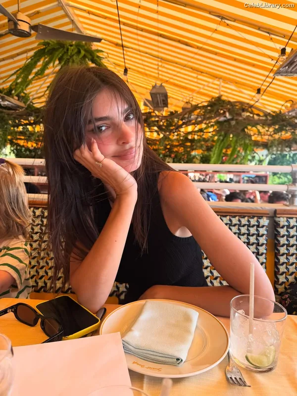 Emily Ratajkowski photo 11 of 3958