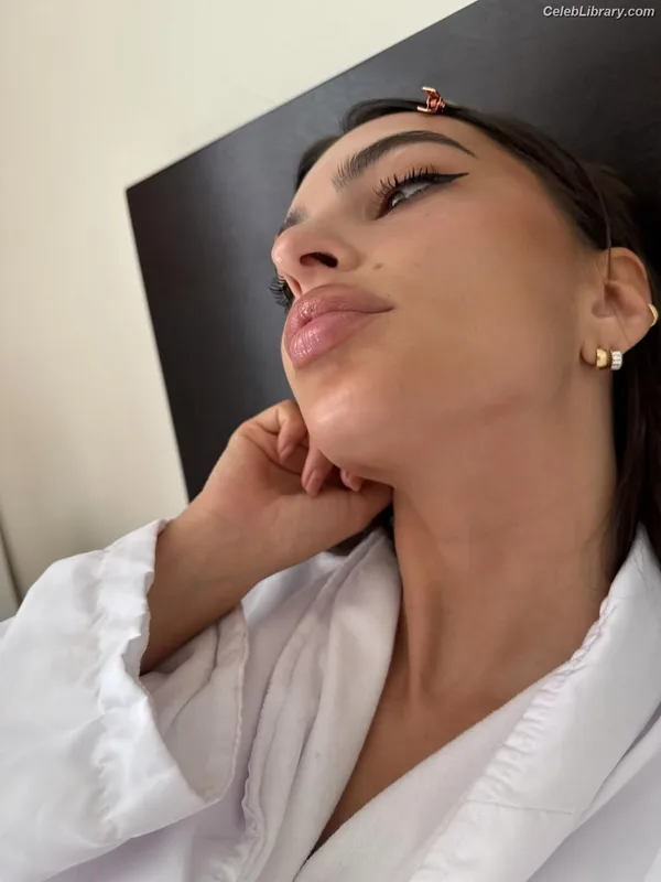 Emily Ratajkowski photo 12 of 3958