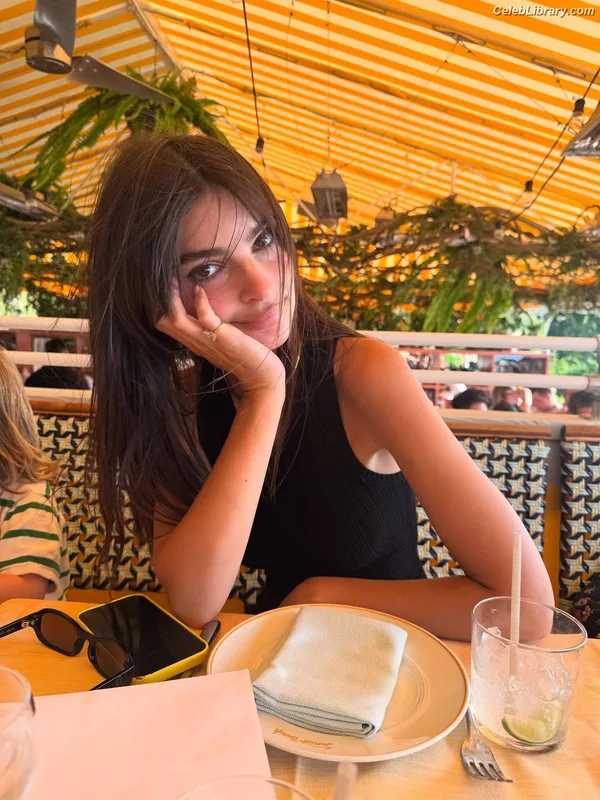 Emily Ratajkowski photo 13 of 3958