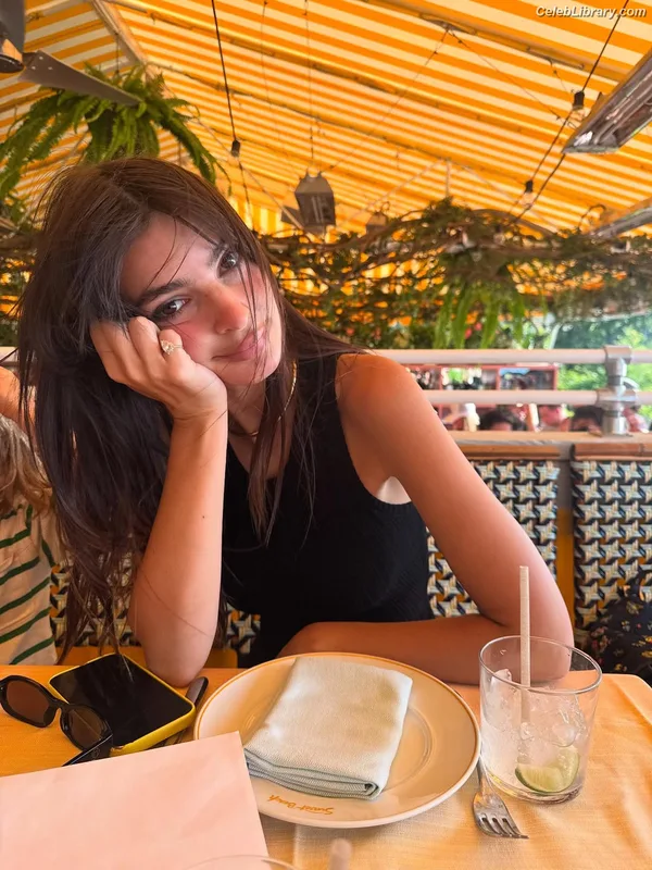 Emily Ratajkowski photo 14 of 3958