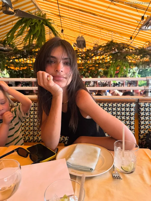 Emily Ratajkowski photo 15 of 3958