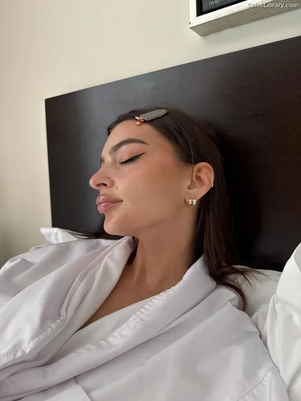 Emily Ratajkowski photo 16 of 3958