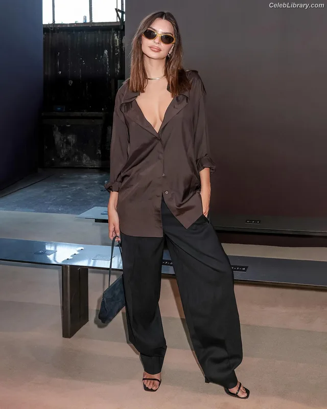 Emily Ratajkowski photo 17 of 3958