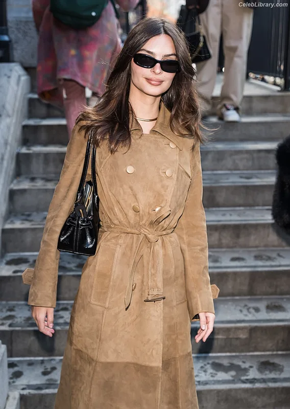 Emily Ratajkowski photo 3 of 3958